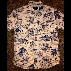 Men’s American Eagle button down shirt.